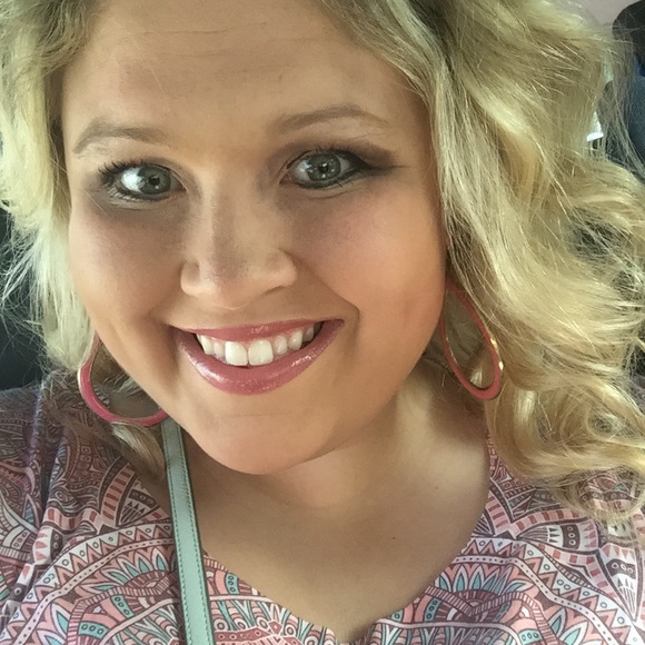 Profile Picture of Constance Linnen (@constancelinnen) on Poshmark