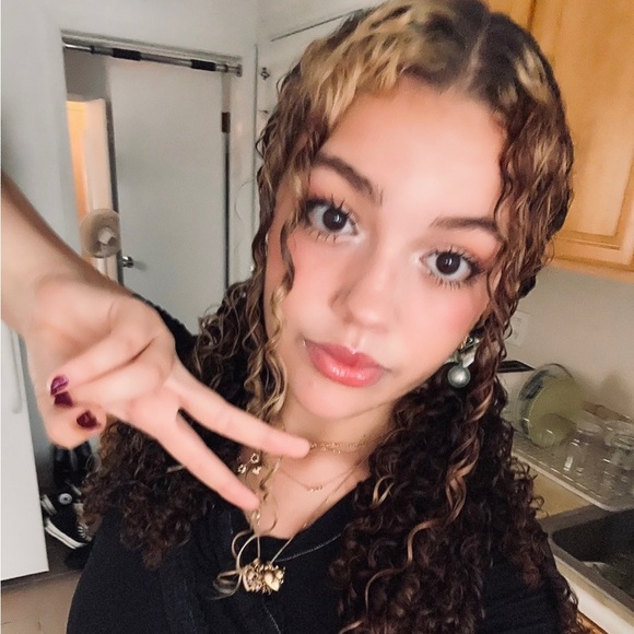 Profile Picture of Lulu Dakinah (@lulukd) on Poshmark