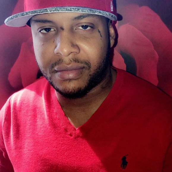 Profile Picture of Sean Streams (@shizzaliosds) on Poshmark