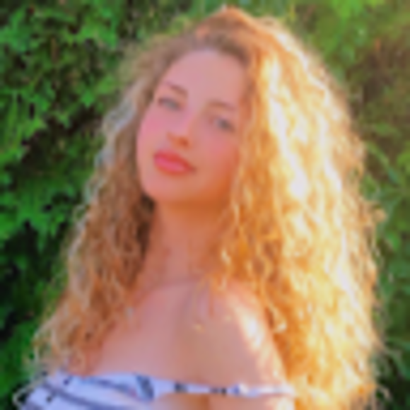 Profile Picture of Emma Dankoff (@emmadankoff) on Poshmark