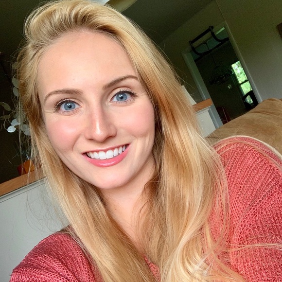 Profile Picture of Lexi Stuewer (@lexistuewer) on Poshmark