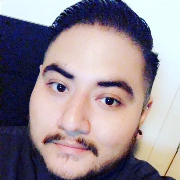 Profile Picture of Robert Amores (@srtrob213) on Poshmark