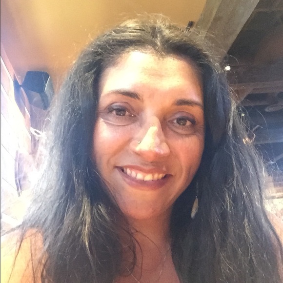 Profile Picture of Claudia Garfield (@claudiag98) on Poshmark