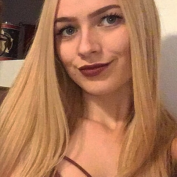 Profile Picture of Amber Mathis (@amberlmathis) on Poshmark