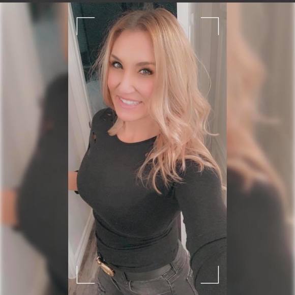 Profile Picture of Crystal Peltier (@peltiercrystal) on Poshmark