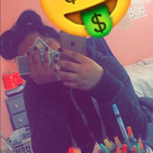 Profile Picture of Hazel Acevedo (@hazelslit) on Poshmark