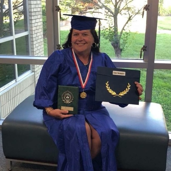 Profile Picture of Lisa Swanger (@timmy911) on Poshmark