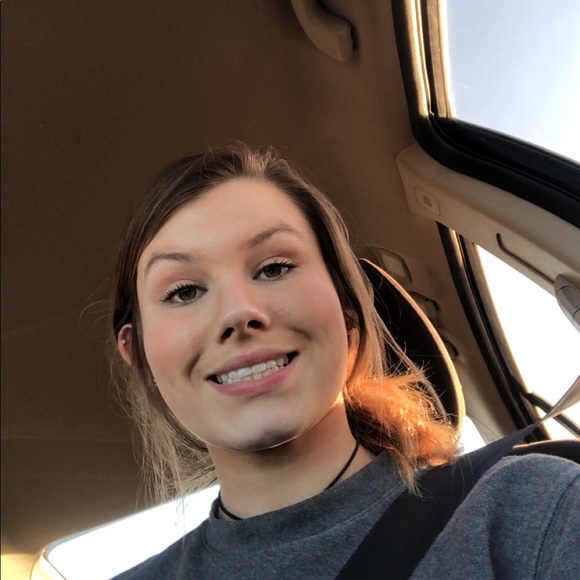 Profile Picture of Brynn Leonard (@brynnleonard) on Poshmark