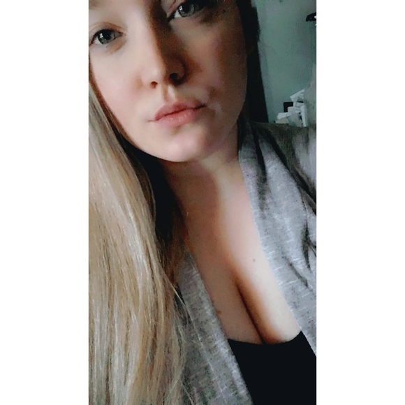 Ashleigh Slingerland - Poshmark Profile Picture of Ashleigh Slingerland (@ashleighs2011) on Poshmark