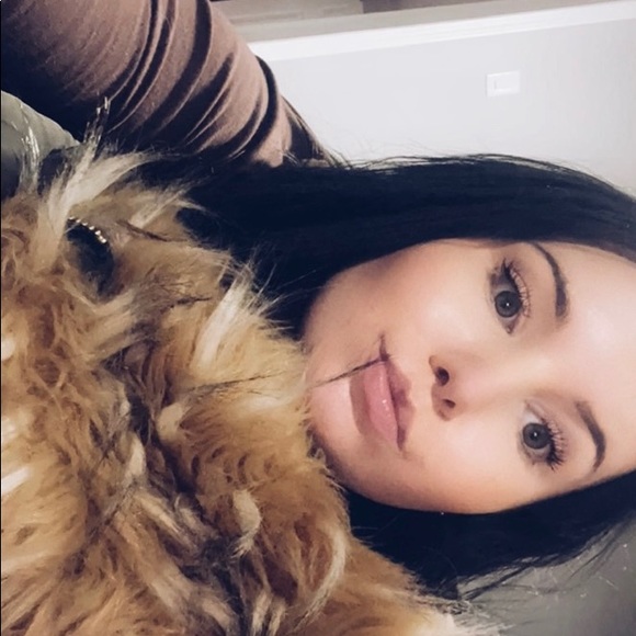 Profile Picture of Nicole Carolann (@_nicolecarolann) on Poshmark