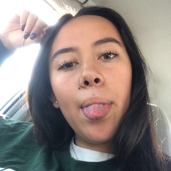 Profile Picture of Jette Sagapolutele (@j_sagapolutele) on Poshmark
