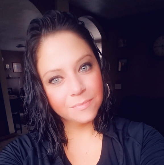 Profile Picture of Lacey j Hallstead (@melove08) on Poshmark