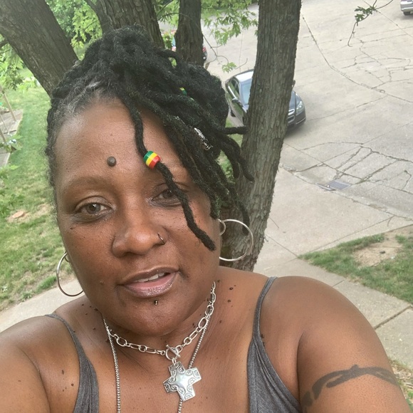 Profile Picture of Tonya Riggins (@mzthang69) on Poshmark