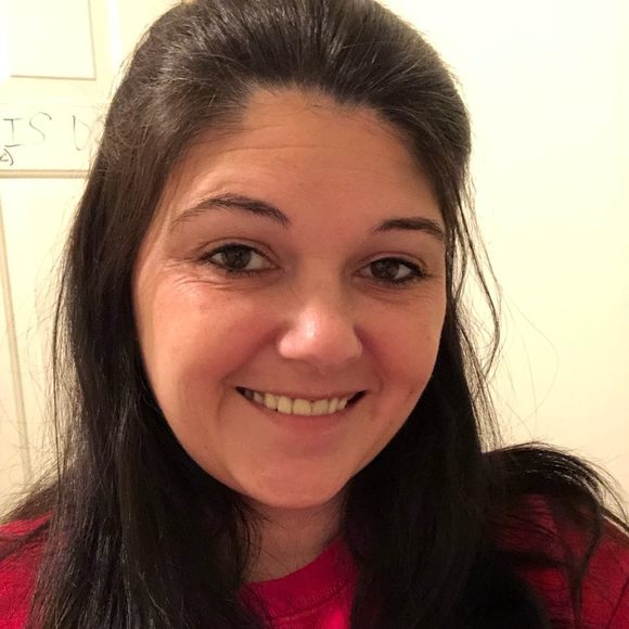 Profile Picture of Angela Grimes (@melyn3000) on Poshmark