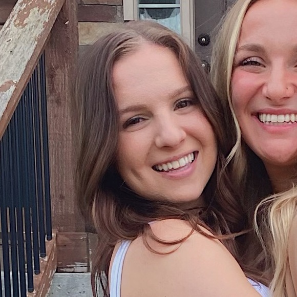 Profile Picture of Taylor Newlin (@taylorrnewlin) on Poshmark