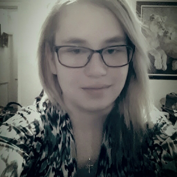 Profile Picture of Allison Mahoney (@allikattt17) on Poshmark