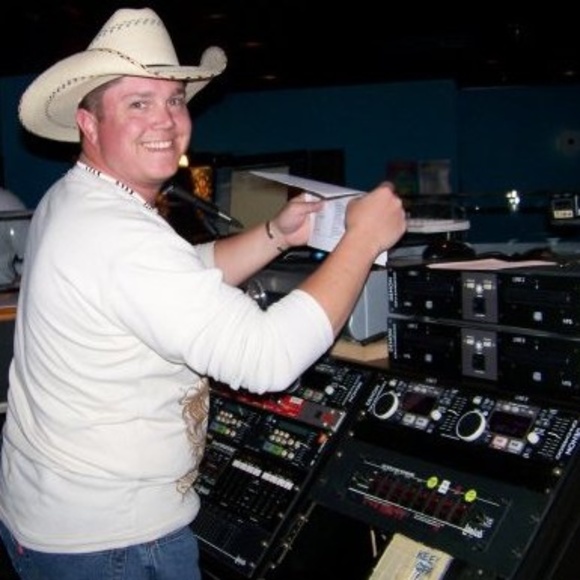 Profile Picture of Todd Hildebrandt (@toddhildebrandt) on Poshmark
