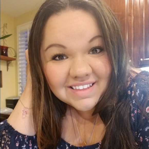 Profile Picture of Eileen Deossie (@eileendeossie) on Poshmark