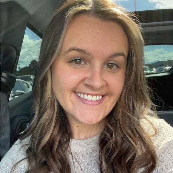 Profile Picture of Ashlee Huffines (@ashleehuffines) on Poshmark