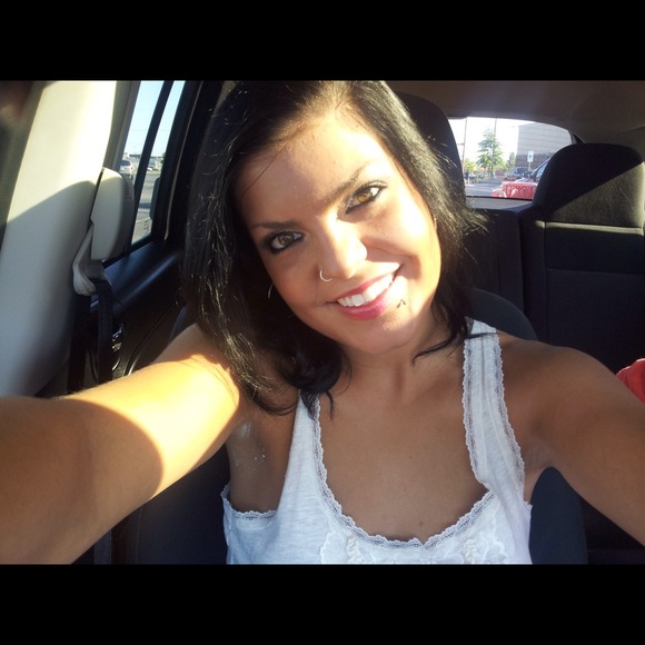 Profile Picture of Kellie Landers (@klaine22) on Poshmark