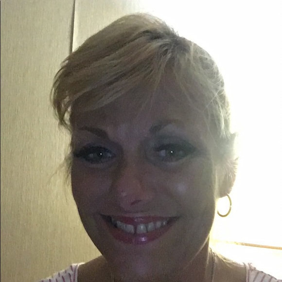 Profile Picture of Chrissy Stewart (@chrisygrneye) on Poshmark
