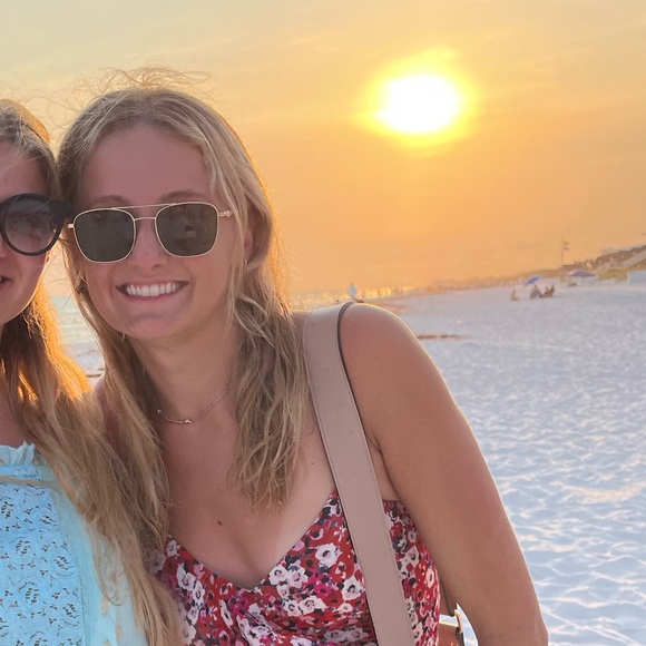 Profile Picture of Claire Huffstetler (@clairehuffstetl) on Poshmark