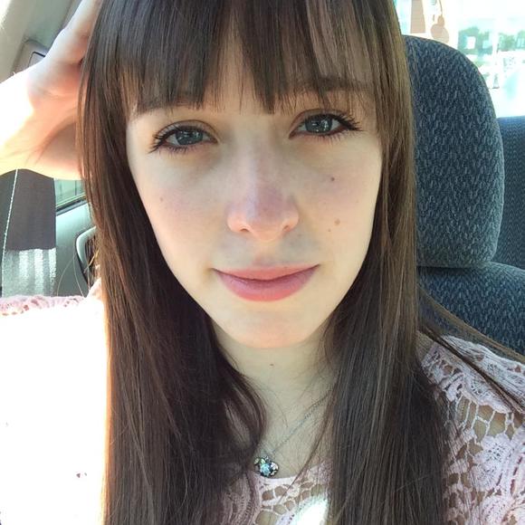 Profile Picture of Clarice Meteraud (@straysunray) on Poshmark