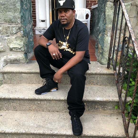 Profile Picture of Julian Cole (@julianc38) on Poshmark