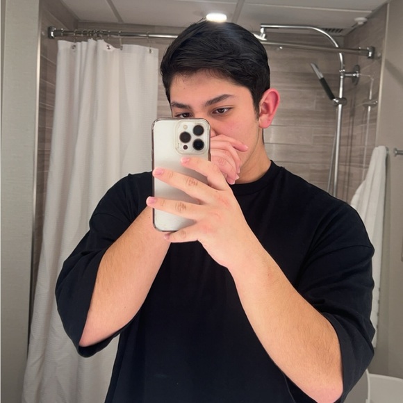 Profile Picture of Jonathan Laxton (@jonnymanzzz) on Poshmark