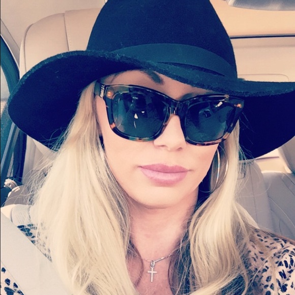 Profile Picture of Billie Powers (@bstar85) on Poshmark