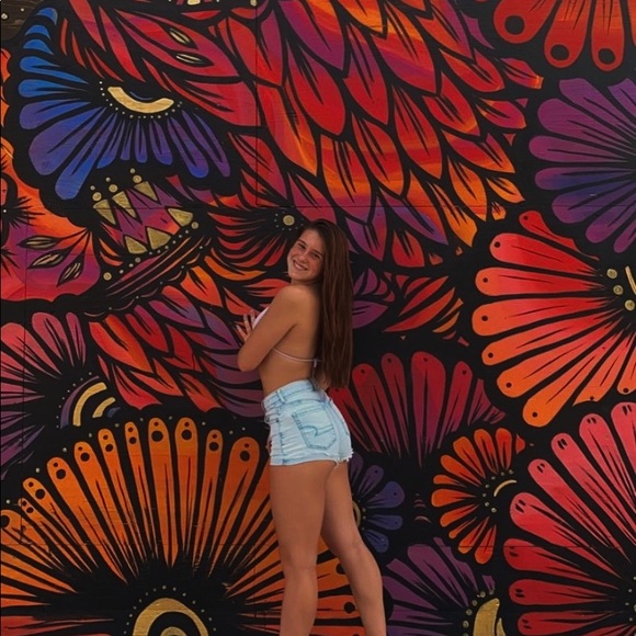 Profile Picture of Sarah Arcona (@saraharcona) on Poshmark