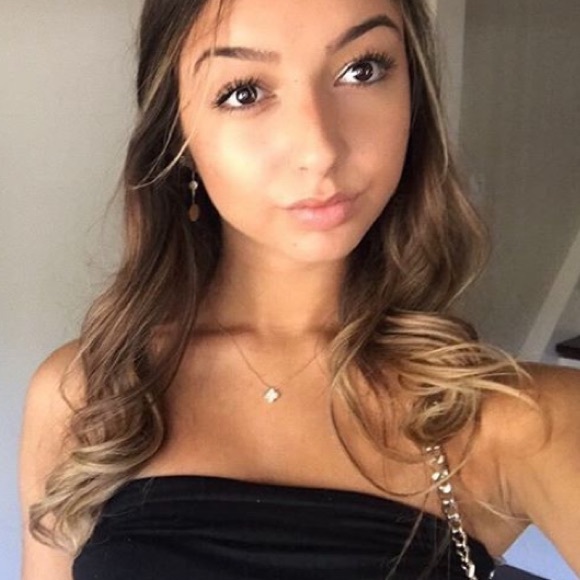Profile Picture of Ariana Dimitrakopoulos (@arianadim31) on Poshmark