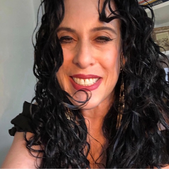 Profile Picture of Amy Brecker (@amyshopstoomuch) on Poshmark