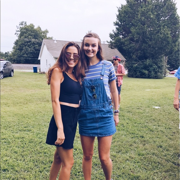 Profile Picture of Emily Shade (@emilyshade1) on Poshmark