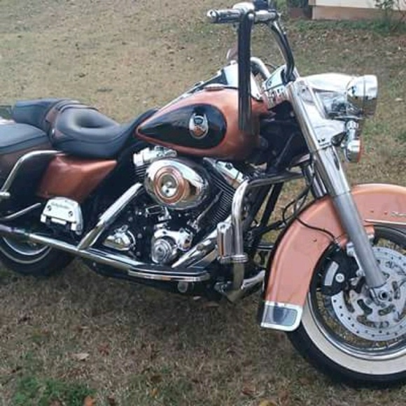 Profile Picture of Moses Vasquez (@mosesrv) on Poshmark