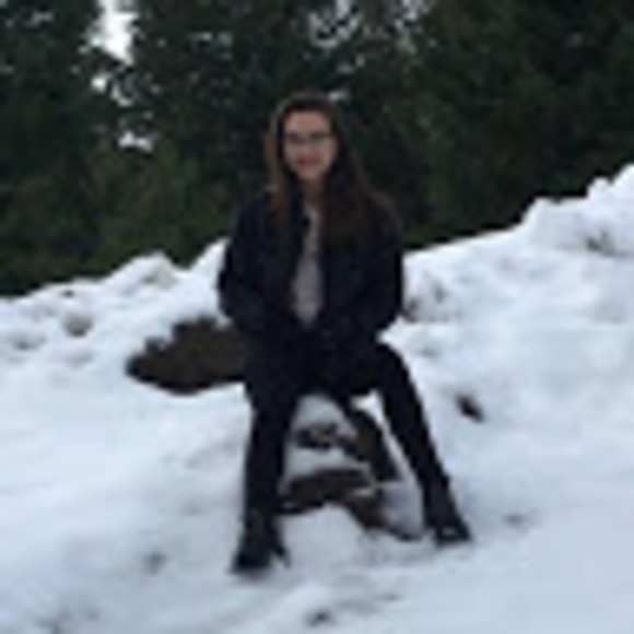 Profile Picture of Madeline Wright (@madelinewrig984) on Poshmark