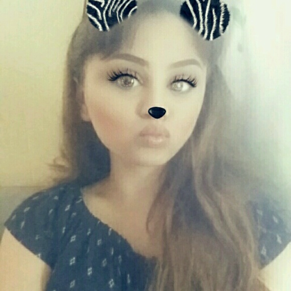 Profile Picture of Lacey Starkey (@laceymartin39) on Poshmark