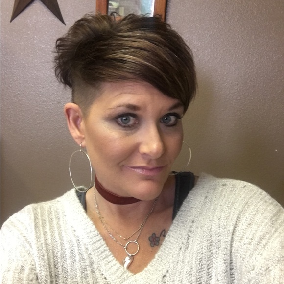Profile Picture of Haley Hinds (@haleyhinds) on Poshmark