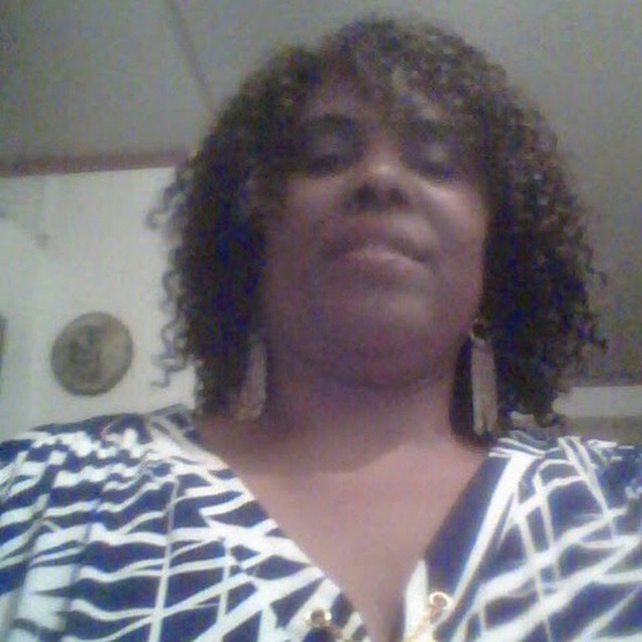 Profile Picture of Vicky Roberts (@vlrob195) on Poshmark