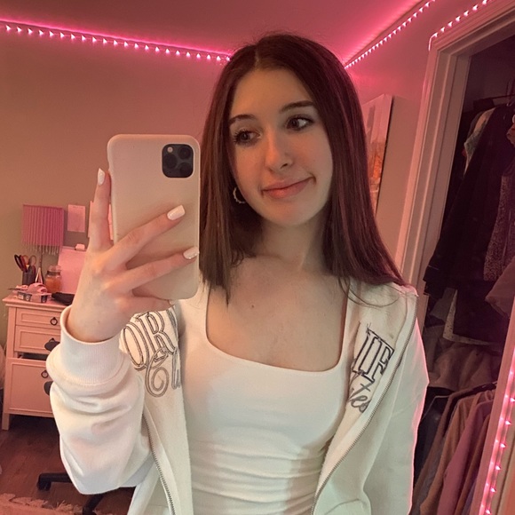 Profile Picture of Margot Klein (@margotklein04) on Poshmark