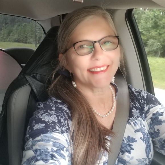 Profile Picture of Kelly Cumpian (@kcumpiantx) on Poshmark