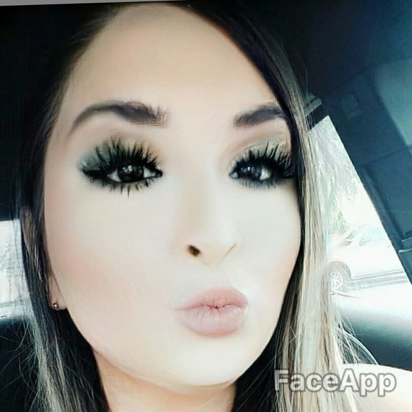 Profile Picture of Veronica Barron (@veronicag0514) on Poshmark