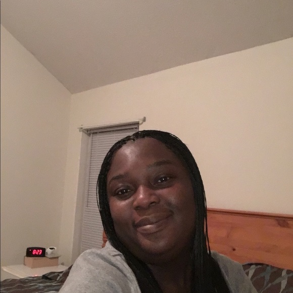 Profile Picture of Alice Becton (@alicebecton) on Poshmark