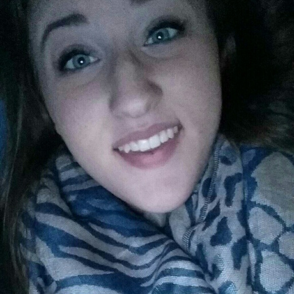 Profile Picture of Courtney Hurtgen (@dawncourtney28) on Poshmark