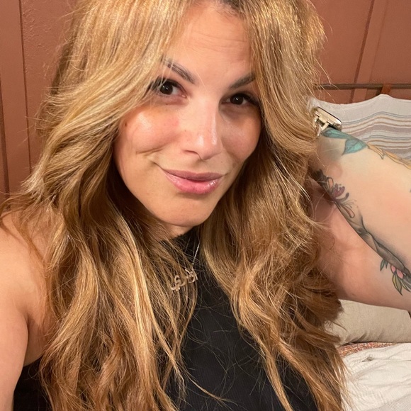 Profile Picture of Amber Boyd (@shyviolet0921) on Poshmark