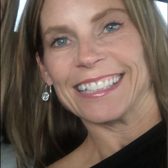 Profile Picture of Melanie Main (@mwmain) on Poshmark