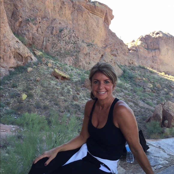 Profile Picture of Carolyn Klopstein (@klop1027) on Poshmark