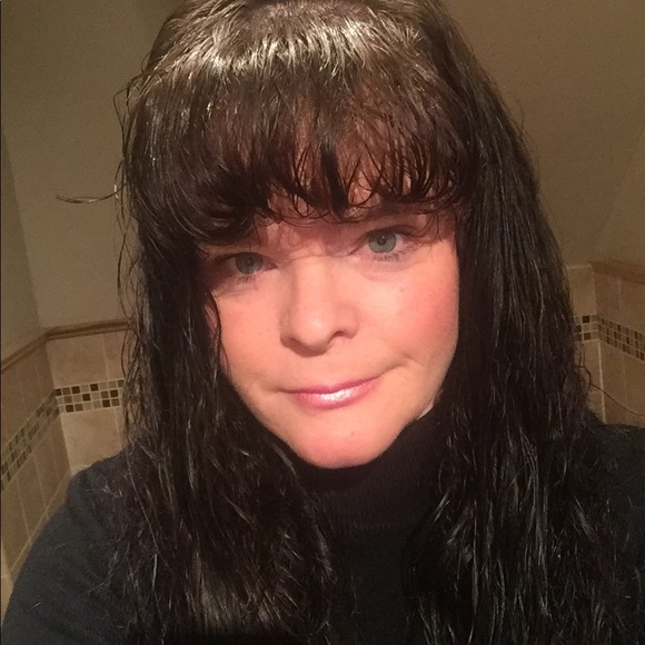 Profile Picture of April Ryan (@braesnana15) on Poshmark