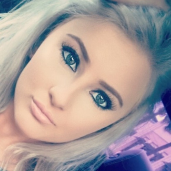 Profile Picture of Sarah Fuchs (@sarahfoxy21) on Poshmark