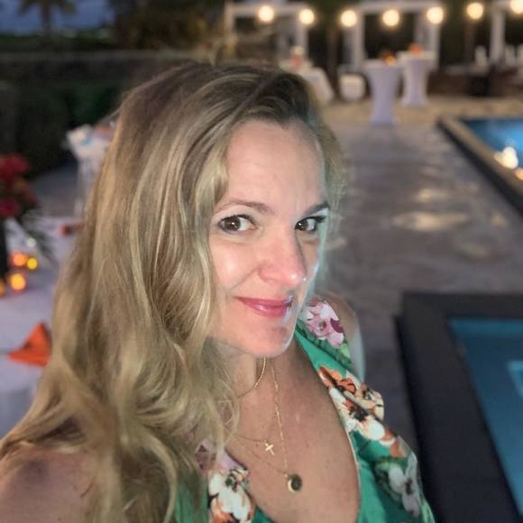 Profile Picture of Laura Zachary (@lzgirl549) on Poshmark